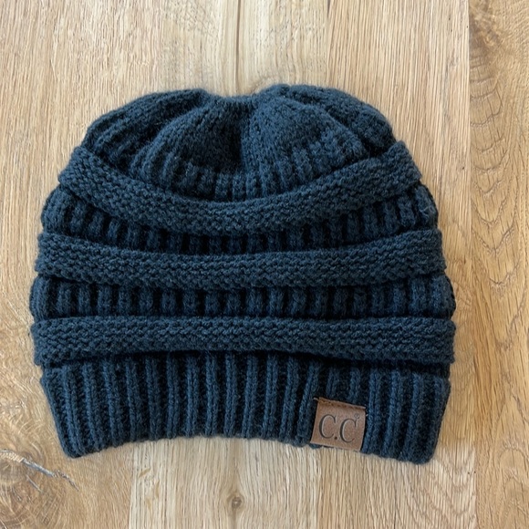 Winter Hat with Ponytail Opening - Picture 1 of 3